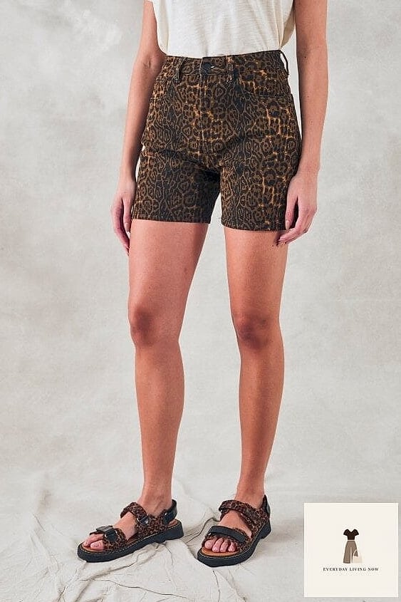30 Black Shorts Outfit Every Woman Needs to See 22 Animal Print Top With Black Shorts