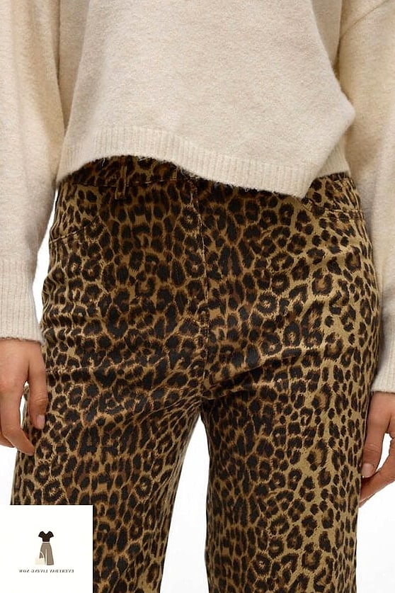 25 Outfit Vaquero Mujer That Will Transform Your Look 9 Animal Print Top with Straight-Leg Jeans