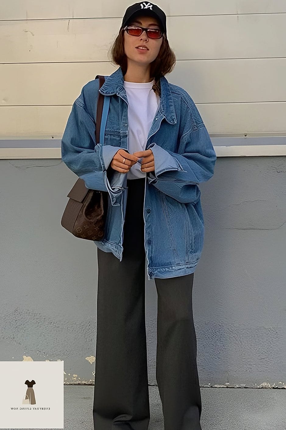 Baggy Cropped Hoodie and High-Waisted Jeans