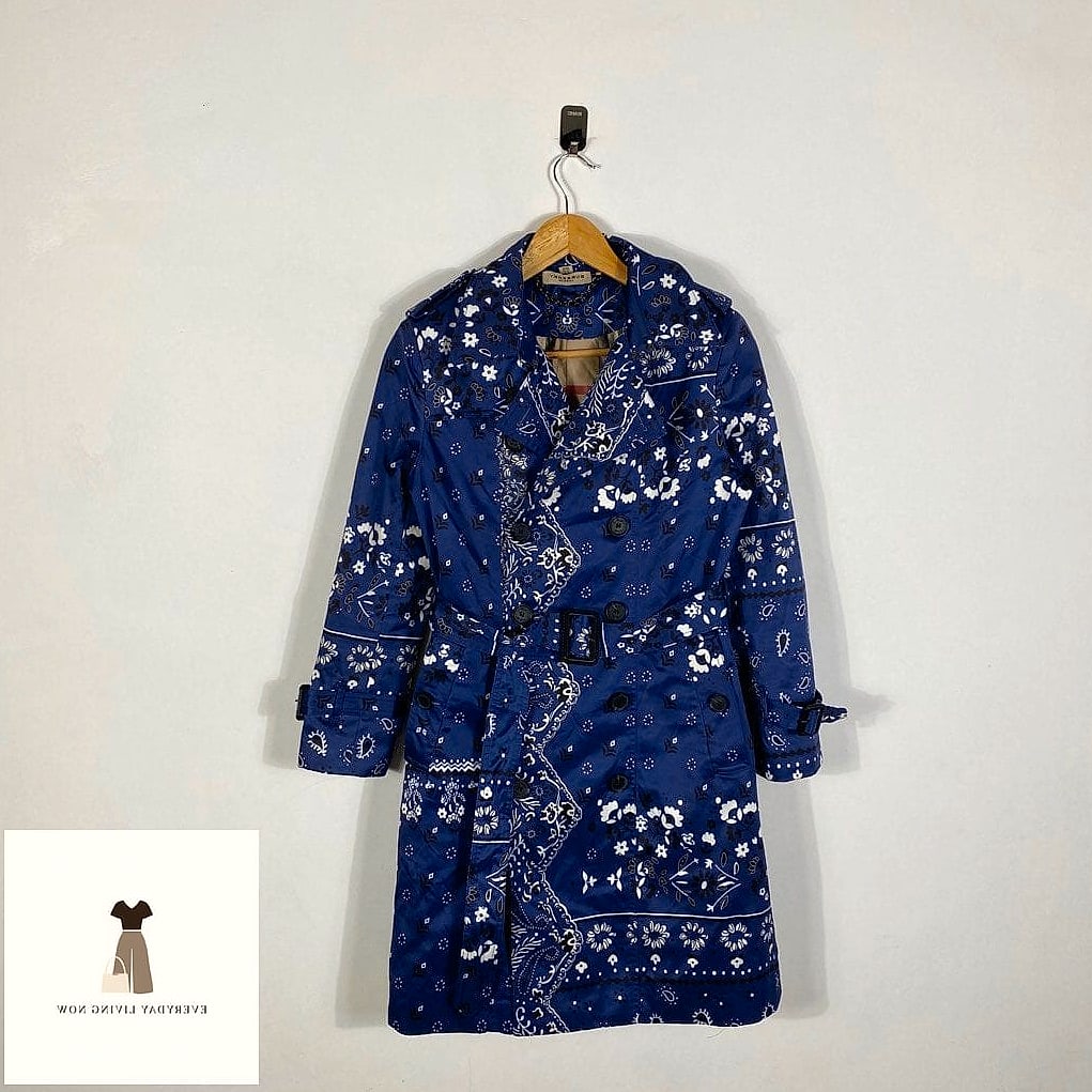 22 Bandana Outfit Worth Pinning Immediately 21 Bandana Paired With a Trench Coat
