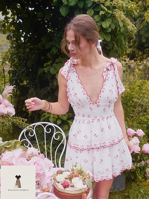 23 Picnic Outfit That Every Stylist Needs to See 19 Bodycon Dress With a Straw Hat