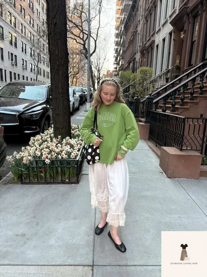 23 Simple Outfit Ideas Every Woman Needs to See 4 Chunky Knit Sweater and Wide-Leg Trousers