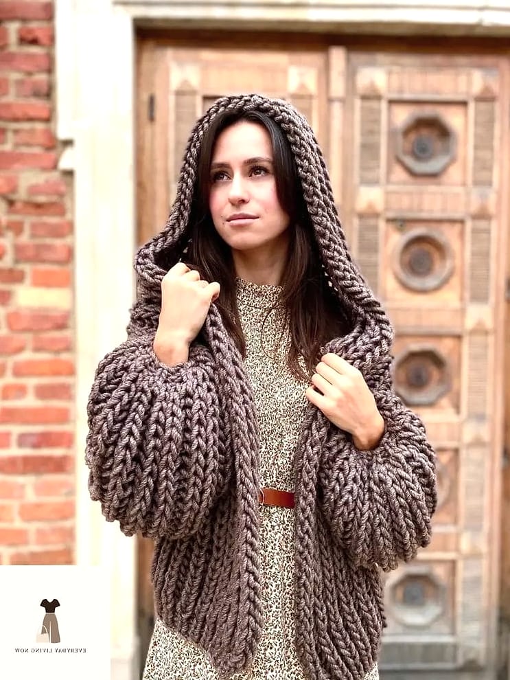 30 Museum Outfit That Are Trending Right Now 18 Chunky Sweater and Leather Skirt