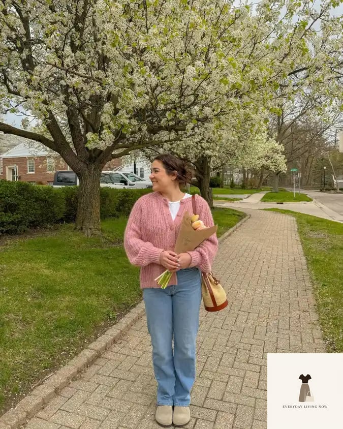 23 Simple Outfit Ideas Every Woman Needs to See 2 The Classic White Tee and Straight-Leg Jeans