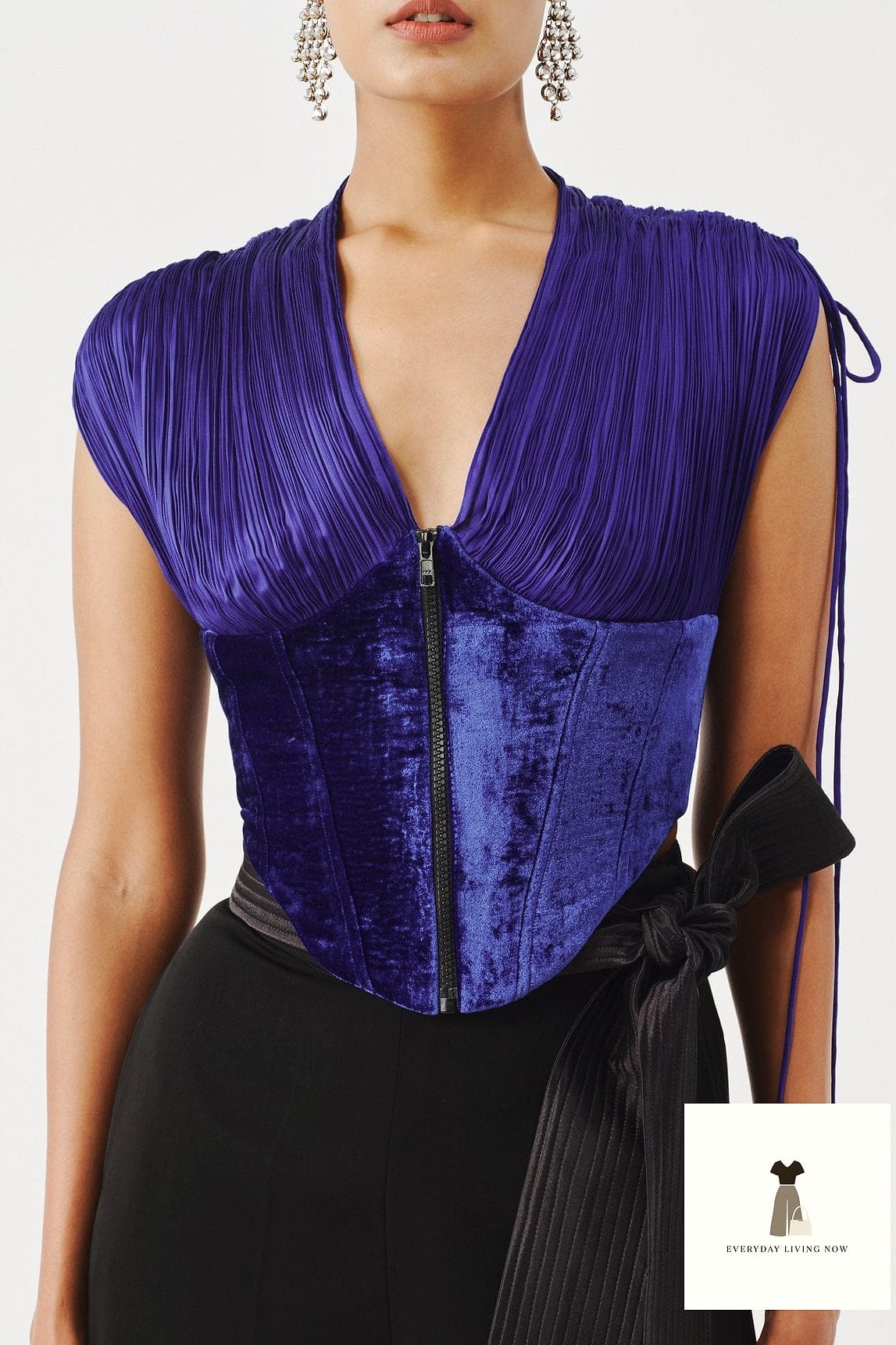 25 Simple Outfit Ideas Every Woman Needs to See 9 The Corset Top and Straight-Leg Jeans Pairing