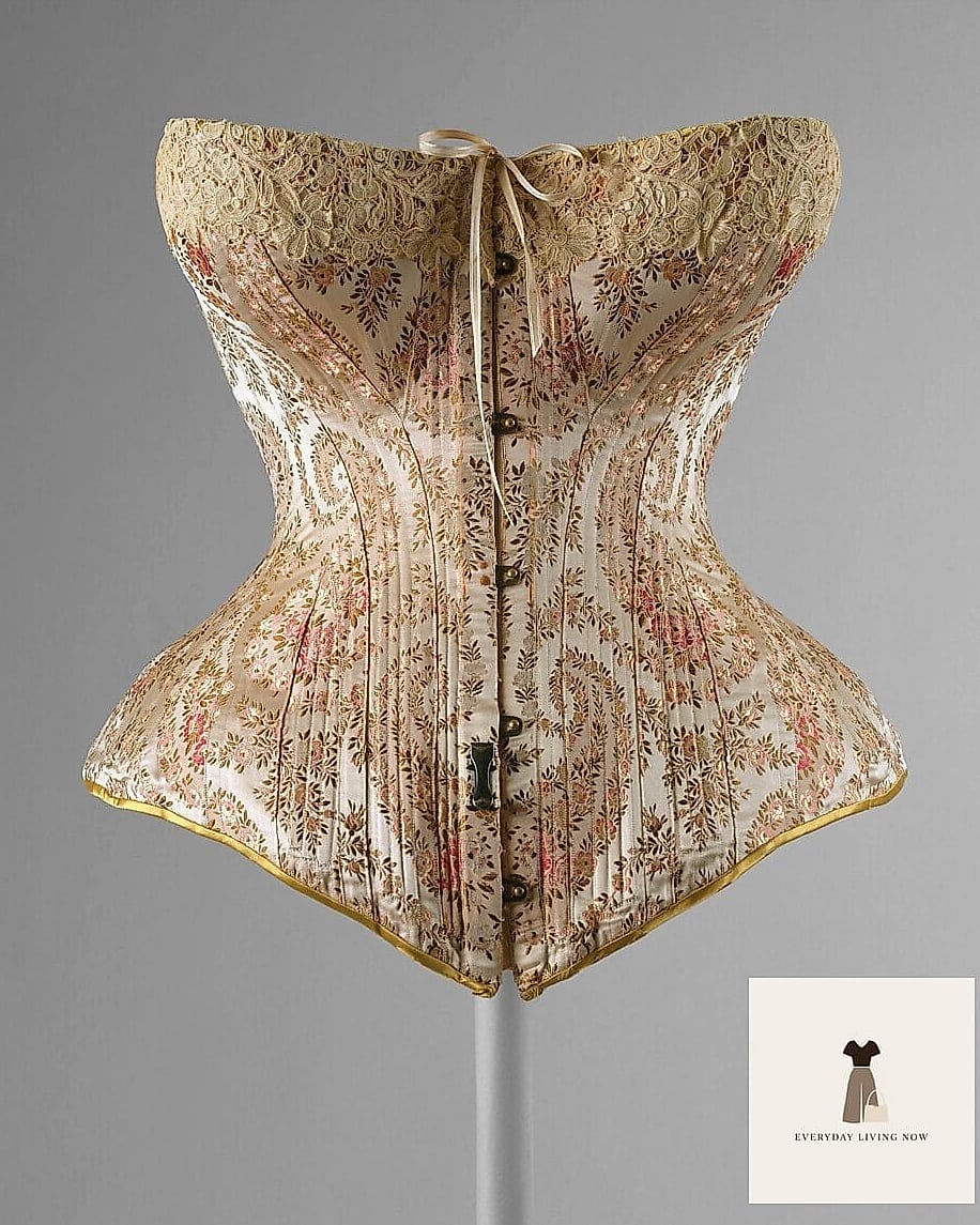 30 Museum Outfit That Are Trending Right Now 9 Corset Top and Wide-Leg Trousers