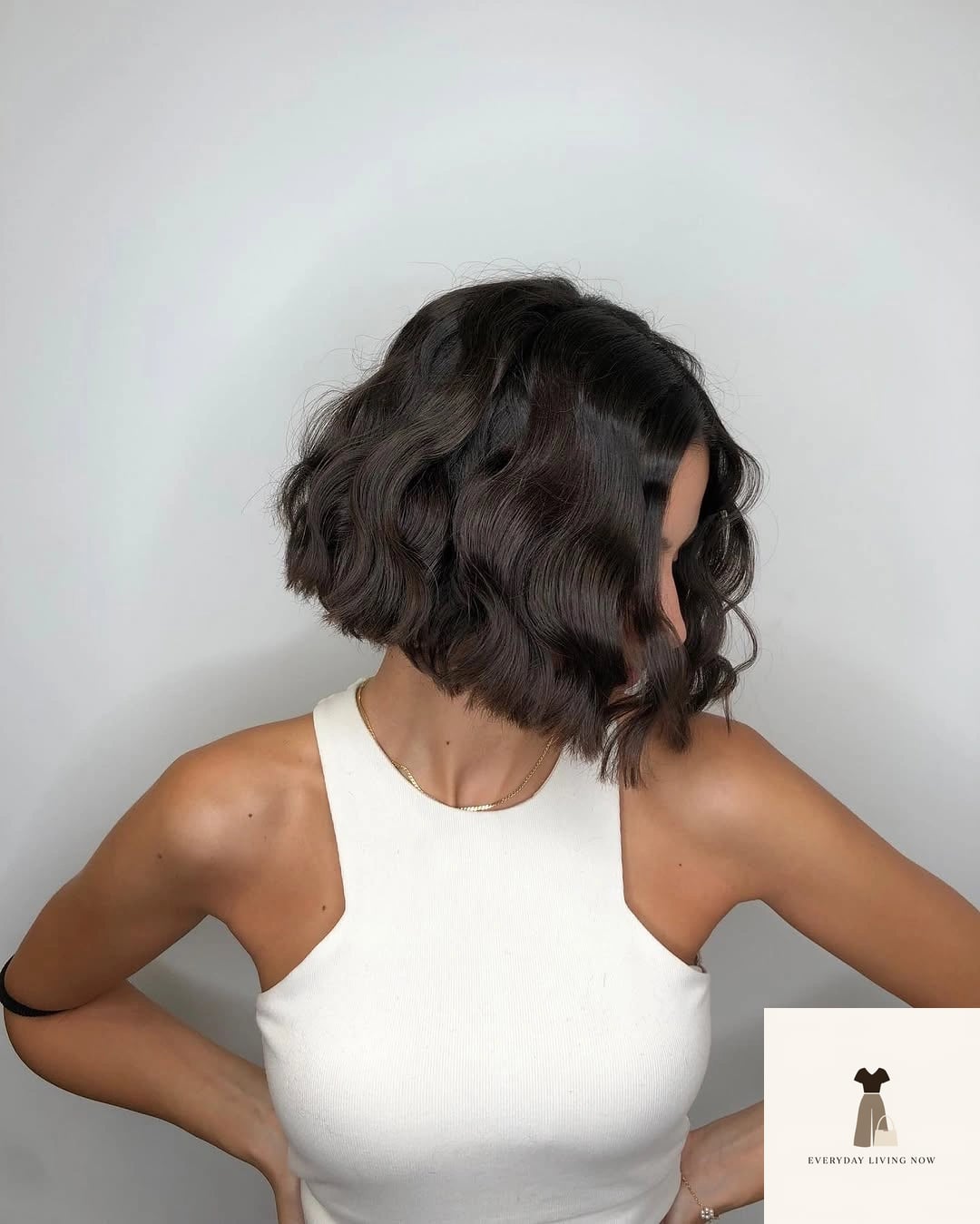 23 Simple Outfit Ideas Every Woman Needs to See 15 The Crop Top and High-Waisted Jeans Duo
