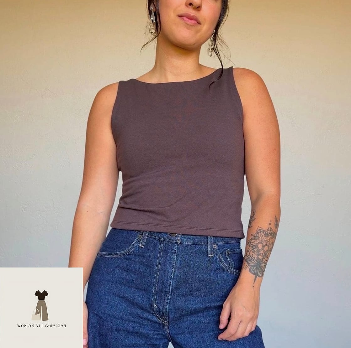 23 Everyday Outfit That Will Make You Book Your Appointment Immediately 17 The Crop Top and High-Waisted Trouser Combo