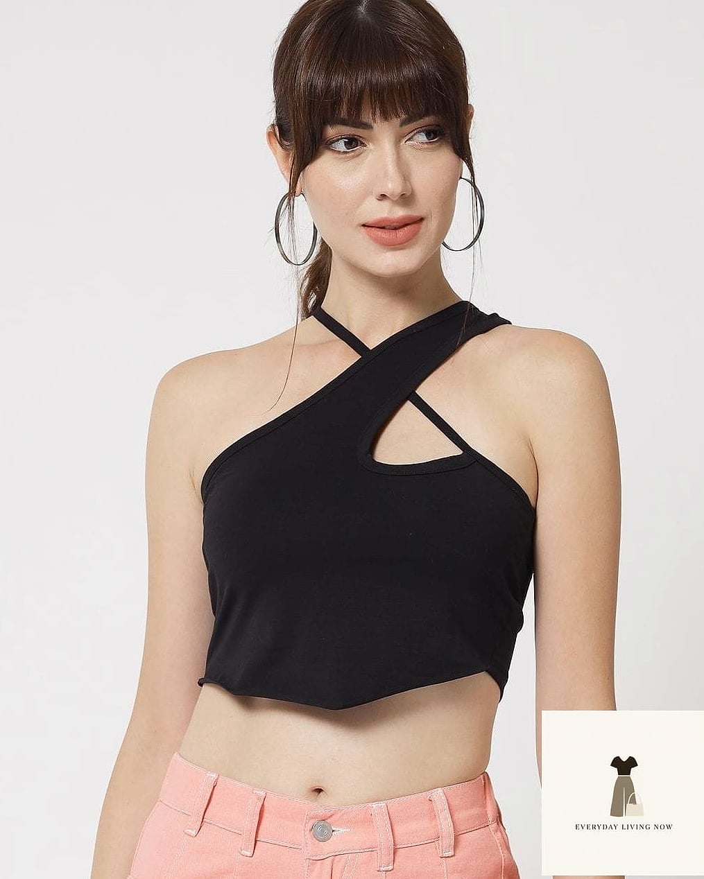 25 Simple Outfit Ideas Every Woman Needs to See 13 Crop Top and High-Waisted Trousers