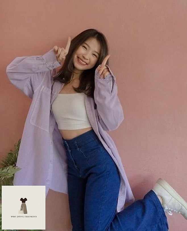 28 Outfit Konser You Need to Try Next 11 Crop Top and High-Waisted Cargo Pants