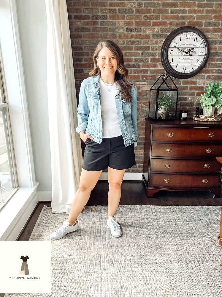 30 Black Shorts Outfit Every Woman Needs to See 6 Denim Jacket Over Black Shorts