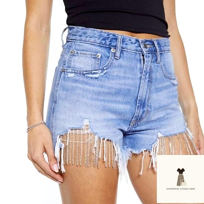 22 Vegas Outfit Ideas Every Woman Needs to See 4 Denim Shorts and a Corset Top