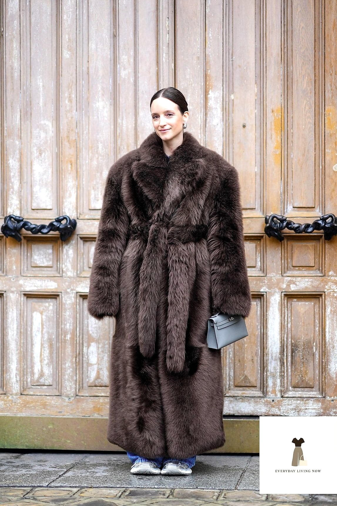 21 Outfit Winter That Are Dreamy and So Inspiring 22 Faux Fur Coat Over an All-Neutral Base