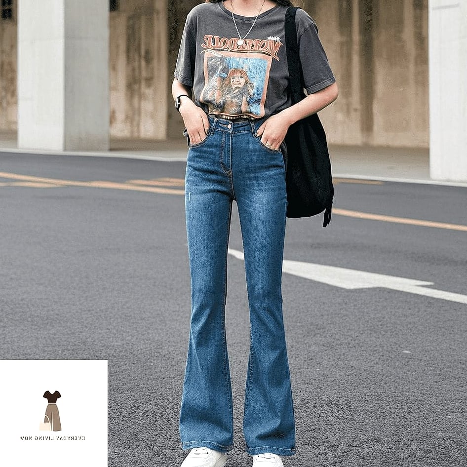 22 Outfit Casual That Every Stylist Needs to See 6 Flare Jeans and a Cropped Turtleneck