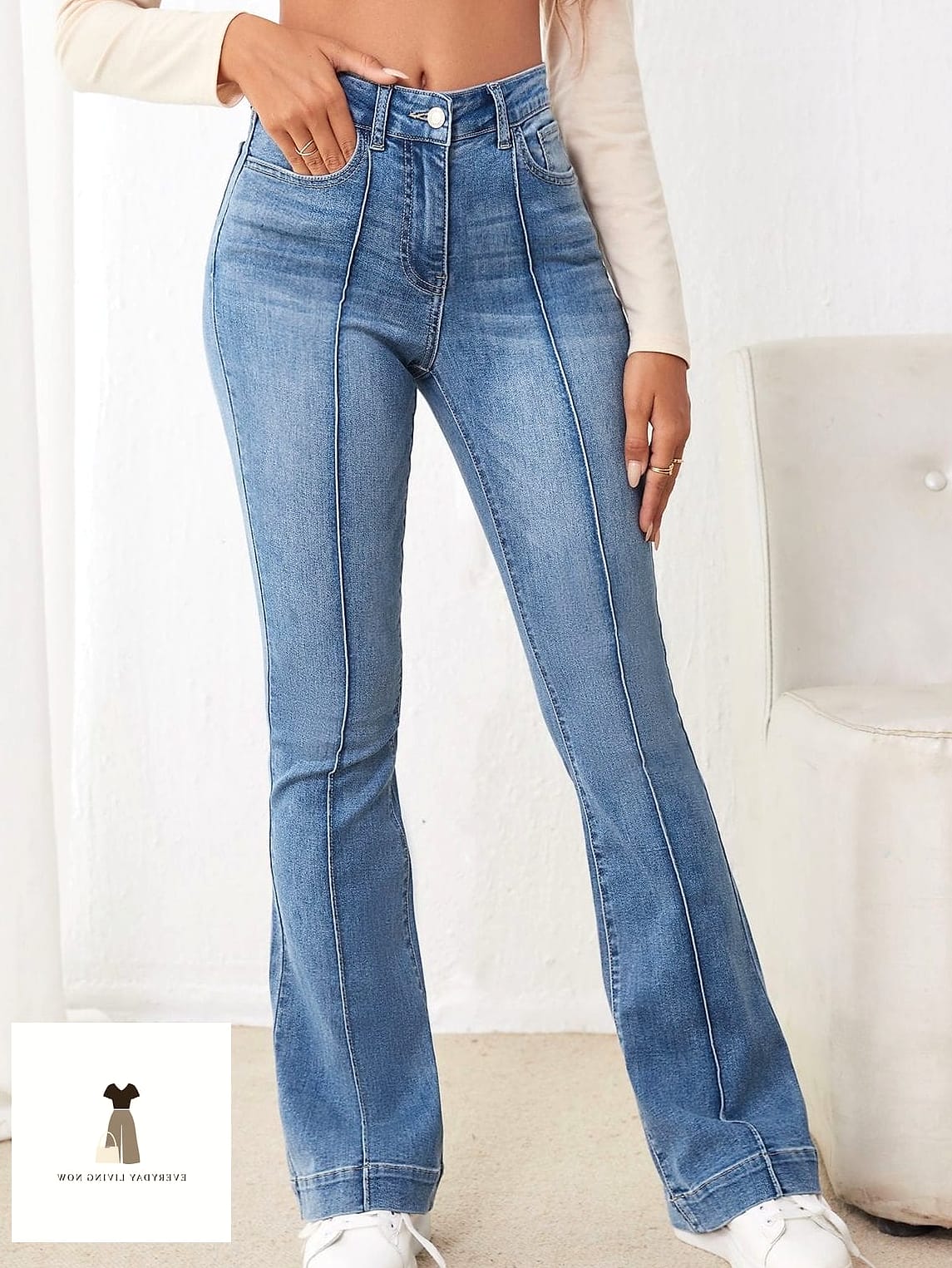 30 Museum Outfit That Are Trending Right Now 16 Flare Jeans and a Fitted Top