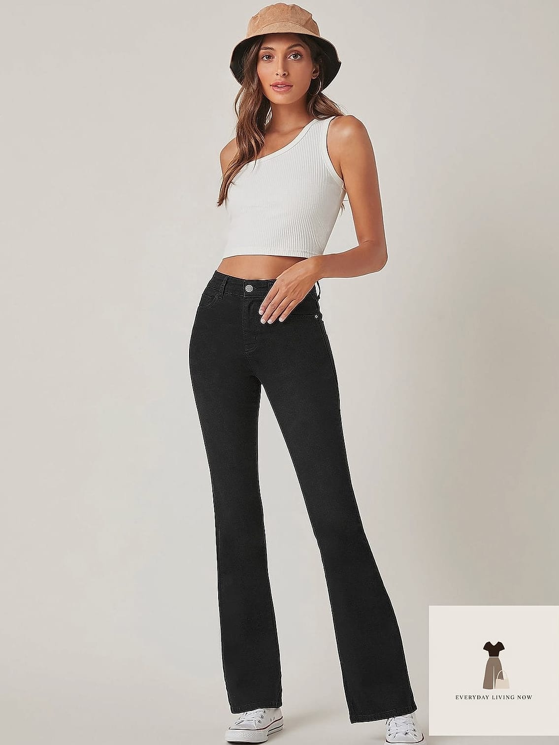 21 Dinner Outfit That Every Stylist Needs to See 12 Flare Jeans and a Fitted Top