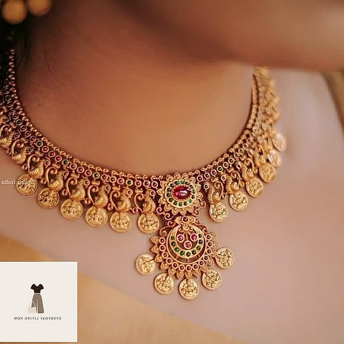 20 Cute Outfit Ideas That Are Breathtakingly Beautiful 22 Gold Jewelry and Neutral Tones for a Minimalist Finish