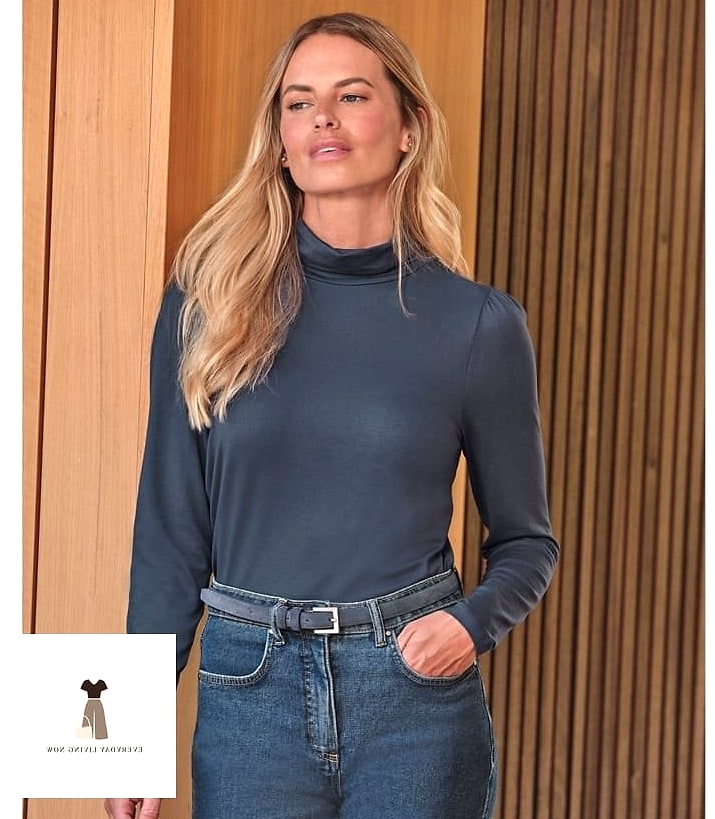 26 Jersey Outfit That Are Trending Right Now 7 Jersey Turtleneck and Flare Jeans