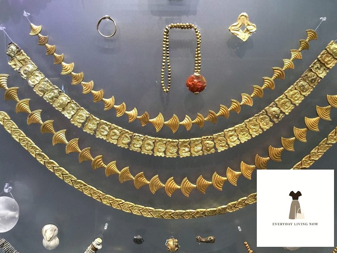 30 Museum Outfit That Are Trending Right Now 17 The Layered Gold Jewelry Moment