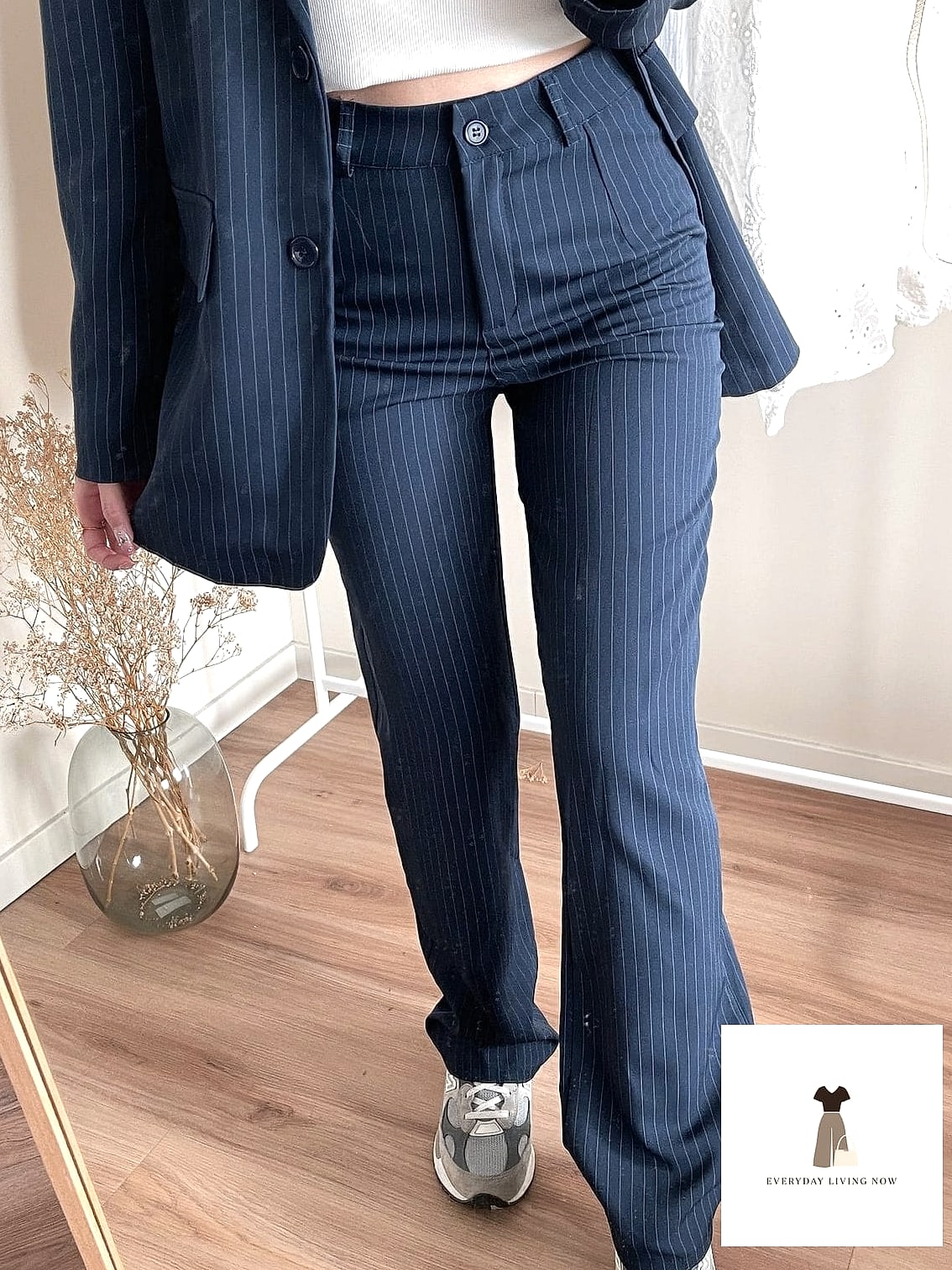 30 Blue Outfit That Are Trending Right Now 3 Navy Wide-Leg Trousers and a Fitted Top
