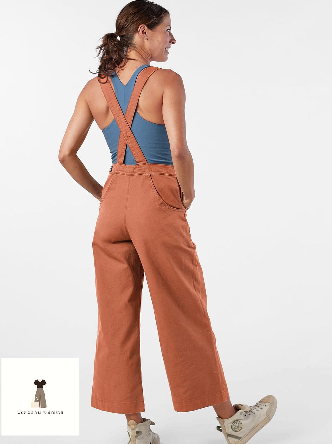 23 Picnic Outfit That Every Stylist Needs to See 9 Overalls With a Cropped Tee