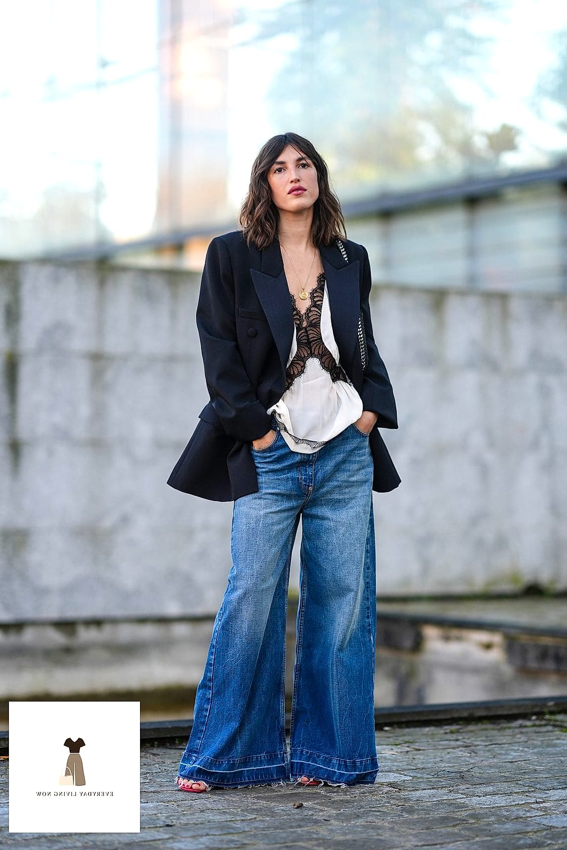 25 Outfit Vaquero Mujer That Will Transform Your Look 6 Oversized Blazer with Cowboy Boots