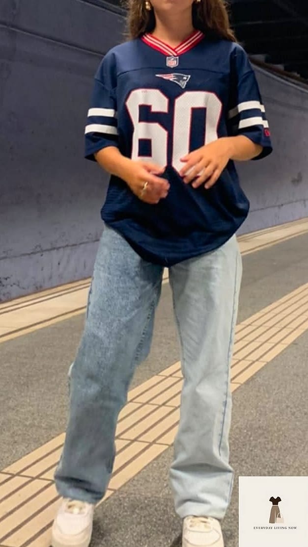 26 Jersey Outfit That Are Trending Right Now 3 Oversized Jersey Tee with Bike Shorts