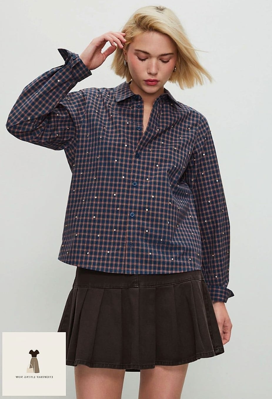 28 Outfit Konser You Need to Try Next 8 Plaid Flannel Tied Around the Waist