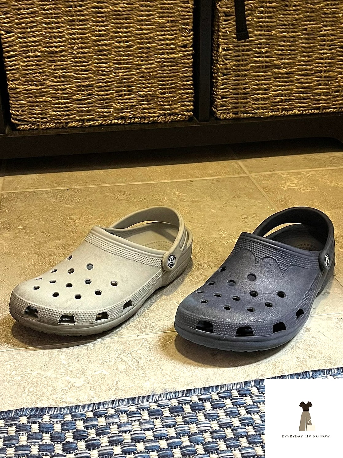 28 Crocs Outfit Worth Pinning Immediately 2 Straight-Leg Jeans and a Cropped Tee