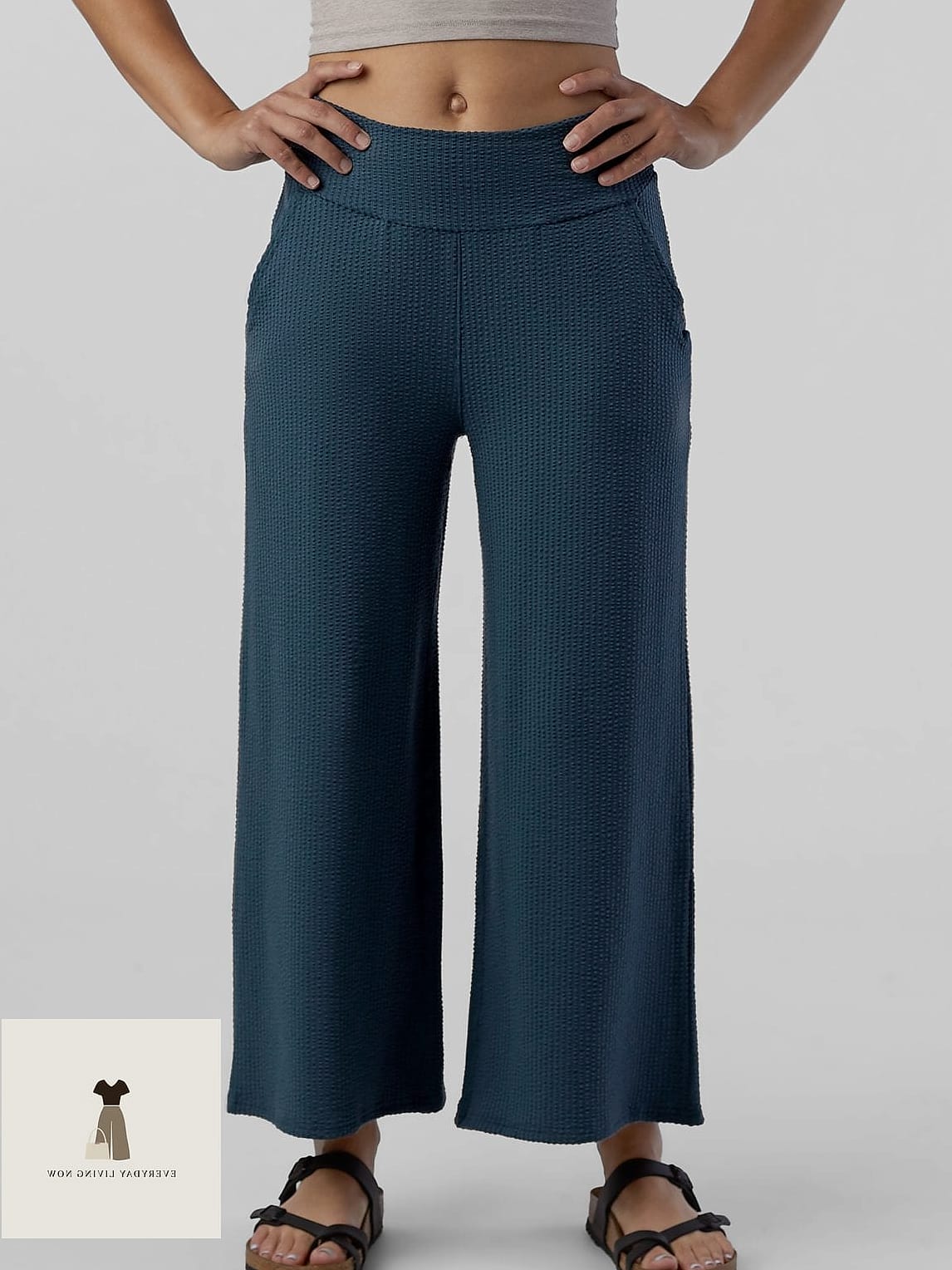 30 Samba Outfit That Will Make You Book Your Appointment Immediately 4 Wide-Leg Trousers and Fitted Tee