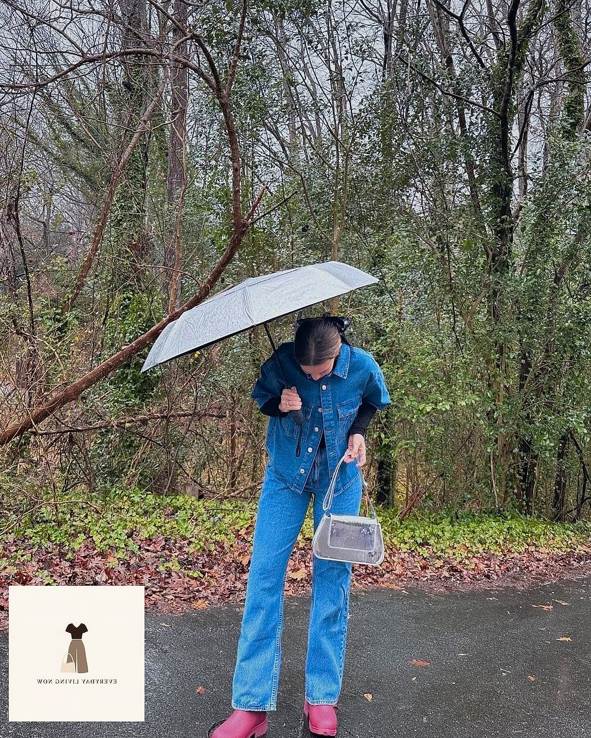 29 Rainy Day Outfit That Are Breathtakingly Beautiful 8 Wide-Leg Trousers And A Cropped Rain Jacket