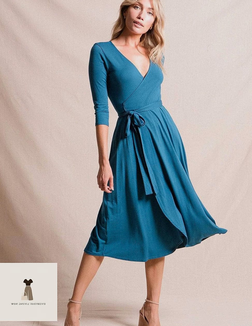 22 Outfit Casual That Every Stylist Needs to See 13 Wrap Dress with Sneakers