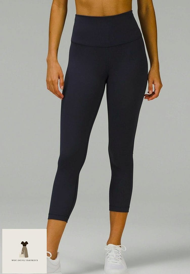 24 Lululemon Outfit That Every Stylist Needs to See 11 Wunder Train Leggings and a Trench Coat