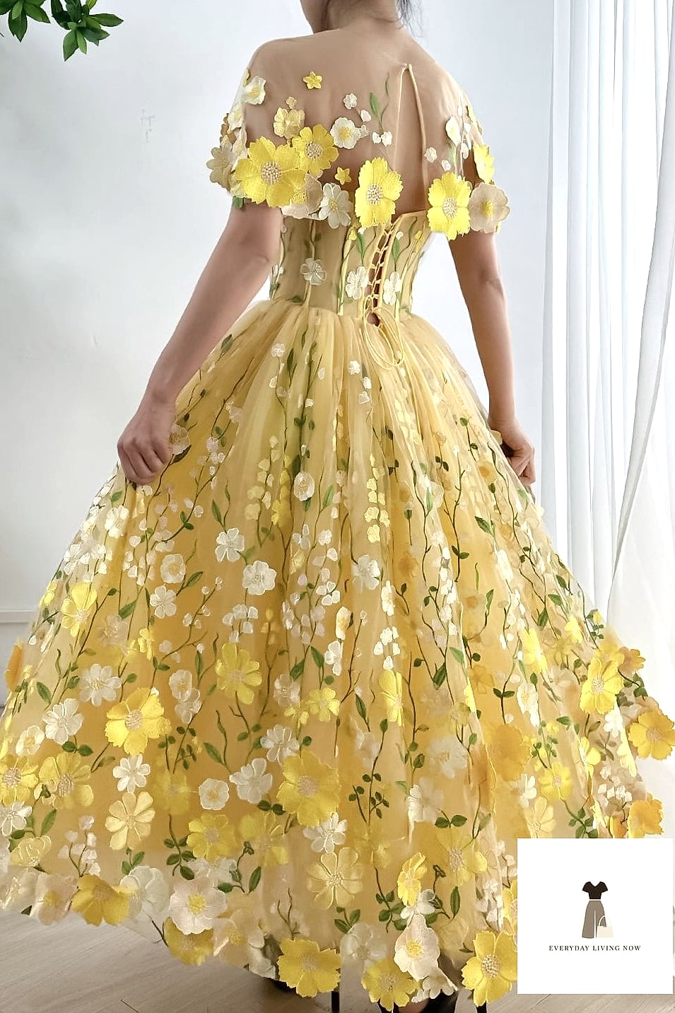27 Yellow Outfit Every Style Lover Needs to See 5 Yellow Corset Top for a Night Out
